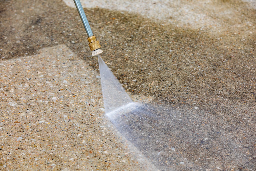 How to Use a Pressure Washer in 9 Steps (+ 5 Best Practices)